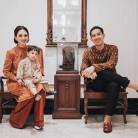 Andien dan keluarga kompak memakai kain tenun untuk merayakan Lebaran setahun lalu. Pilihan warna tanah seperti ini tampak cantik dan hangat. Foto: Instagram