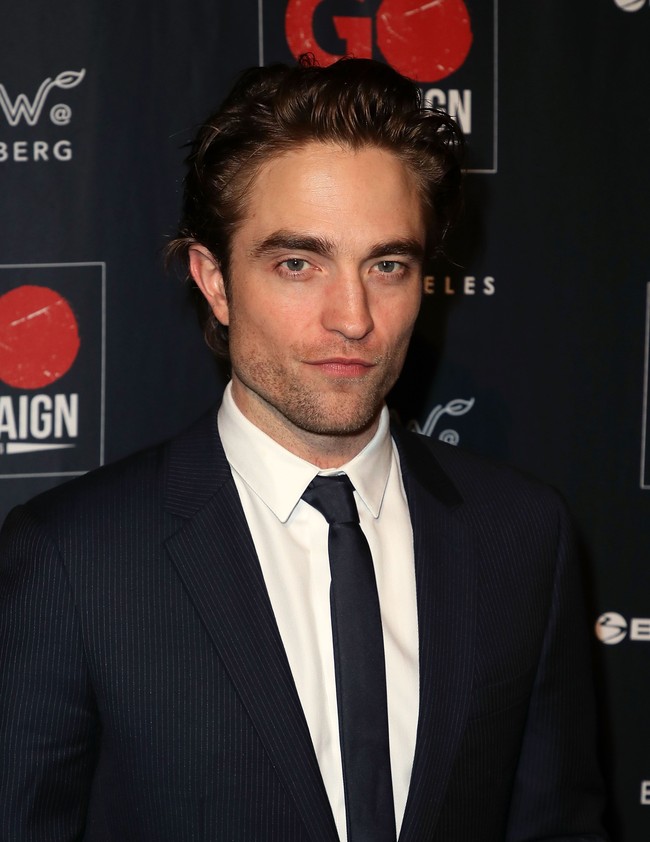 Robert Pattinson tentu sering tampil demikian terutama saat hadir di acara karpet merah. Dalam beberapa film Batman, sering kali Bruce Wayne yang belum berubah menjadi superhero tampil dengan tatanan rambut ke belakang, kemeja, jas, dan dasi seperti. Foto: Getty Images