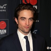 Robert Pattinson tentu sering tampil demikian terutama saat hadir di acara karpet merah. Dalam beberapa film Batman, sering kali Bruce Wayne yang belum berubah menjadi superhero tampil dengan tatanan rambut ke belakang, kemeja, jas, dan dasi seperti. Foto: Getty Images