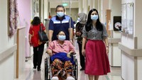 Sang menantu Annisa Pohan juga ikut mendapingi SBY menemani Bu Ani jalan-jalan di luar rumah sakit. Ani Yudhoyono/Instagram.