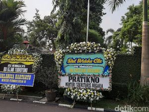 Ani Yudhoyono Wafat, Karangan Bunga dari Mensesneg-Kapolri Berjejer di Cikeas