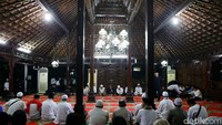 Kristiani Herrawati atau Ani Yudhoyono meninggal dunia setelah berjuang melawan kanker darah pada Sabtu pukul 11.50 Waktu Singapura.