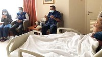 Ini momen saat SBY dan keluarga berdoa untuk Ibu Ani.