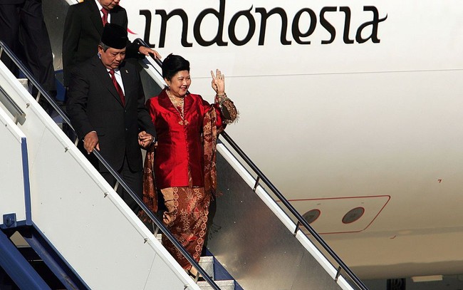 Kecintaan Ani Yudhoyono pada batik ini tentu saja diterapkannya ketika SBY resmi menjadi presiden RI. Setiap acara kenegaraan atau kunjungan ke luar negeri, Ani Yudhoyono selalu berusaha memakai batik. Foto: Dok. Getty Images, Instagram