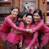 Bu Ani dan kedua menantu cantiknya tersebut sering pakai baju dengan warna atau bahan senada bahkan sama persis di berbagai kesempatan. Seperti dalam foto ini yang memperlihatkan kekompakan keluarga Cikeas. Foto: Instagram @aniyudhoyono