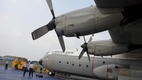 Personel TNI AU mempersiapkan Hercules C-130 di Bandara Halim Perdana Kusuma, Jakarta, Sabtu (1/6/2019). ANTARA FOTO/Galih Pradipta.
