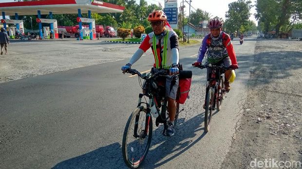 Dua Pemudik Ini Tempuh Jakarta-Yogya dengan Bersepeda