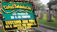 Sejumlah karangan bunga tanda duka cita telah dikirimkan.