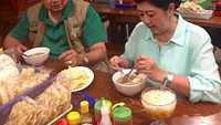  Agaknya Ani Yudhoyono dan Susilo Bambang Yudhoyono punya selera yang sama. Keduanya selalu terlihat lahap menikmati ragam kuliner nusantara. Kali ini mereka menyantap bakso dan es teler. Foto: Instagram @aniyudhoyono