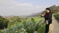 Ani Yudhoyono juga menikmati waktunya menikmati pemandangan di Tawangmangu, Karanganyar, Jawa Tengah, terletak di kaki Gunung Lawu. Tak lupa dia mengabadikan momen indah ini. (Instagram/aniyudhoyono)