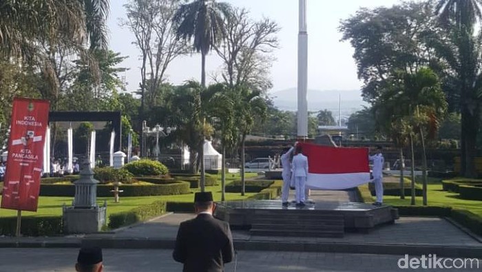 Upacara Hari Lahir Pancasila di Gedung Sate Diwarnai Jatuhnya Merah Putih