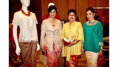 Foto: Mengenang Gaya Kompak Bu Ani dan Anak-anak Menantunya