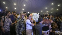 Jenazah almarhumah Ibu Ani Yudhoyono ketika akan diberangkatkan menuju Jakarta, di Kedutaan Besar Indonesia, di Singapura, Sabtu (1/6/2019). ANTARA FOTO/M N Kanwa.