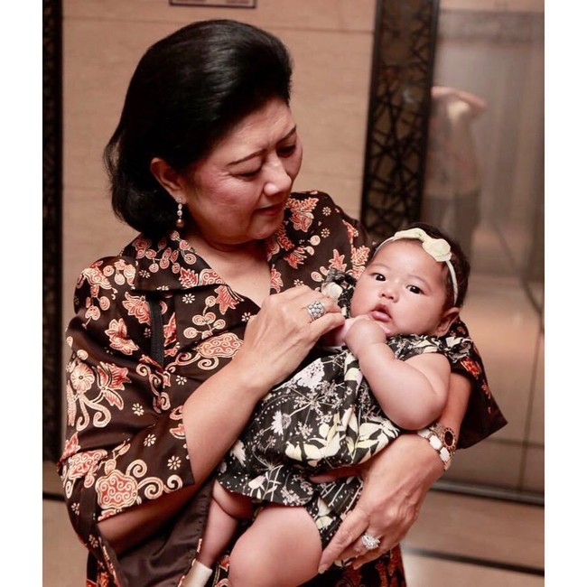 Ibu adalah sosok yang dapat membiasakan kehadiran batik di tengah  keluarga. Ibu saya suka pakai taplak dengan nuansa batik, serbet pakai  batik. Untuk bed cover juga pakai batik, kita juga anak-anaknya  dibelikan daster batik. Jadi semuanya serba batik, ujar Ani. Foto: Dok. Getty Images, Instagram