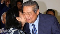 Ini saat keduanya cipika-cipiki ketika menghadiri peringatan HUT ke-14 Partai Demokrat 2015 lalu. Lamhot Aritonang/detikcom.