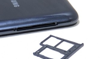 Ponsel ini punya dual SIM Card slot dan microSD slot. Foto: Adi Fida Rahman/detikINET