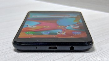 Bagian bawah terdapat slot microUSB dan jack audio 3,5 mm. Foto: Adi Fida Rahman/detikINET