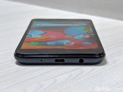 Menggenggam Galaxy A2 Core, Ponsel Android Go Rp 1 Jutaan