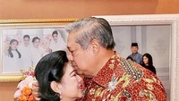 Saat SBY mencium kening sang istri saat perayaan ulang tahun yang ke-66. Istimewa/Instagram.