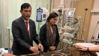 Menko Kemaritiman Luhut Binsar Pandjaitan menyempatkan hadir di persemayaman almarhumah Ani Yudhoyono di sela-sela kunjungan dinasnya ke Singapura pada Sabtu (1/6). Terpantau pada pukul 13.50 waktu setempat, Menko Luhut tiba di National University Hospital (NUH) Singapura setelah mendengar kabar wafatnya Ibu Ani Yudhoyono. Setibanya di NUH, Menko Luhut yang didampingi Menkeu Sri Mulyani Indrawati segera bergegas ke ruang ICU tempat selama ini almarhumah dirawat. Nampak raut wajah sedih pada dua Menteri Kabinet Kerja itu saat berada di depan Jenazah Bu AniFoto: Hida Khairul/Kemenko Kemaritiman