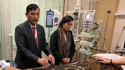 Salam Hormat Luhut dan Tangis Sri Mulyani di Depan Jenazah Bu Ani