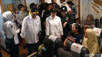 Sementara, puncak arus mudik di Pelabuhan Merak diprediksi akan terjadi pada H-3. Kondisi arus lalu lintas di Merak dikatakan mengalir lantaran libur yang cukup panjang.