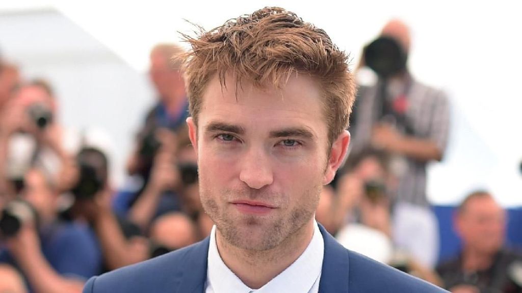 Di Rumah Aja karena Lockdown, Robert Pattinson Makan Seperti Binatang Di Rumah Aja karena Lockdown, Robert Pattinson Makan Seperti Binatang