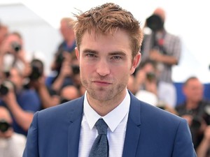 Di Rumah Aja karena Lockdown, Robert Pattinson Makan Seperti Binatang