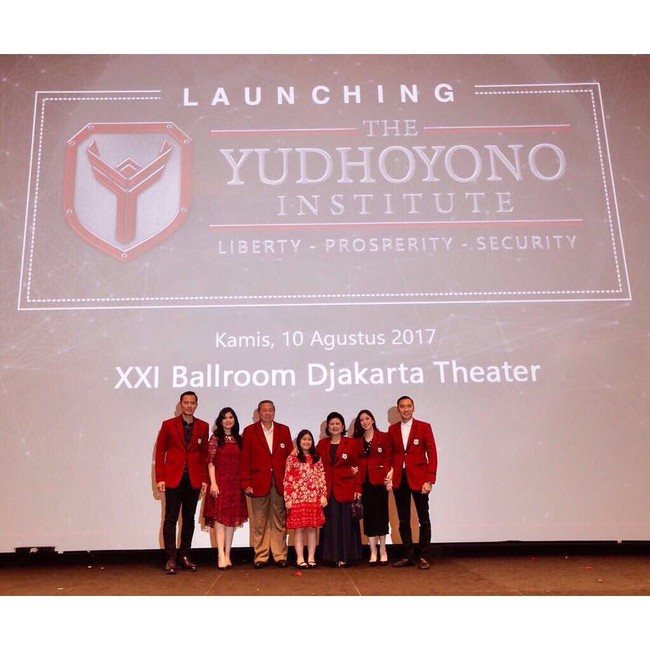 Dalam acara spesial seperti peluncuran The Yudhoyono Institute berikut, Ani juga tampil kompak dengan para menantu, anak, dan suami dengan sama-sama memakai baju merah-hitam. Foto: Instagram @aniyudhoyono