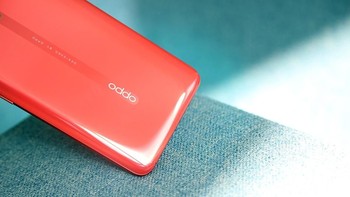 Sementara memori internalnya 128 GB dan 256 GB. Foto: Sina Mobile