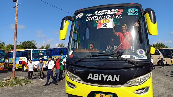 Ratusan warga Ikatan Keluarga Banyuwangi (Ikawangi) yang tinggal di Bali mengikuti mudik gratis yang diselenggarakan Pemerintah Kabupaten (Pemkab) Banyuwangi. Tak cuma mudik bersama keluarga, sepeda motor juga bisa diangkut untuk mudik.