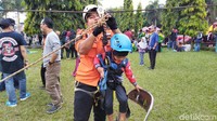 Flying fox ini dikhususkan untuk anak-anak, namun bagi orang dewasa juga bisa mencobanya dan gratis.