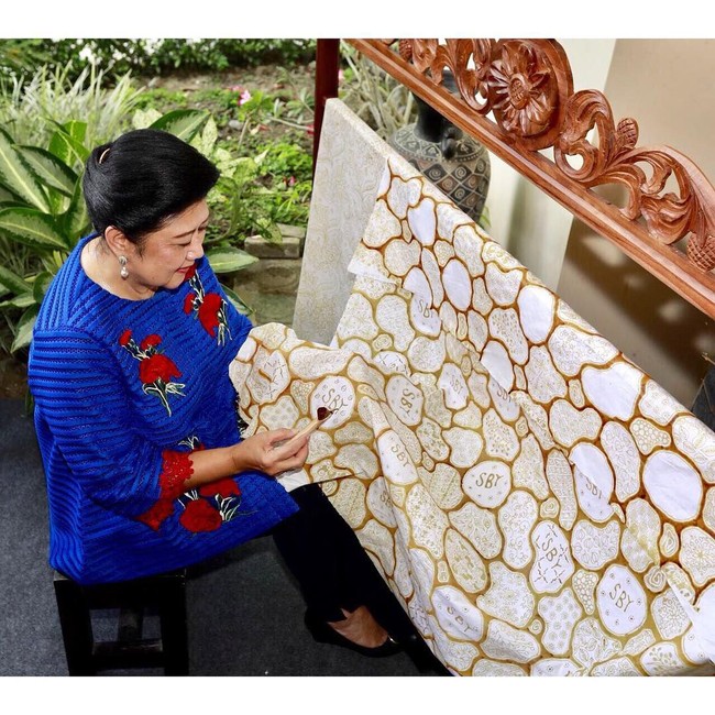 Ani Yudhoyono yang meninggal dunia pada Sabtu (1/6/2019) di Singapura jatuh cinta pada batik karena didikan ayahnya, Sarwo Edhi Wibowo. Sang ayah selalu meminta dirinya dan tiga saudari perempuannya untuk memakai batik saat sungkeman di Hari Lebaran. Foto: Dok. Getty Images, Instagram