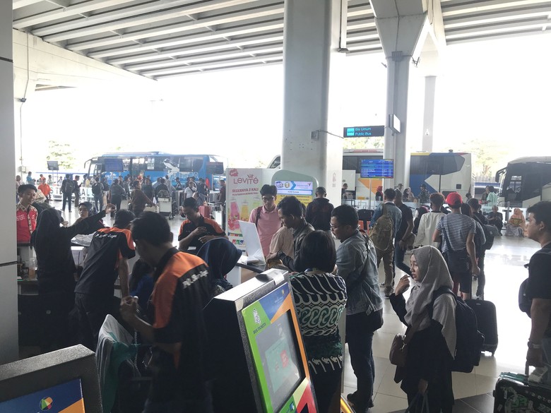 Angkasa Pura II Prediksi Besok Jadi Puncak Mudik Jalur Udara Angkasa Pura II Prediksi Besok Jadi Puncak Mudik Jalur Udara