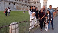 Potret liburan keluarga di Menara Pisa, Italia. (Instagram/aniyudhoyono)