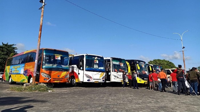 Ratusan warga Ikatan Keluarga Banyuwangi (Ikawangi) yang tinggal di Bali mengikuti mudik gratis yang diselenggarakan Pemerintah Kabupaten (Pemkab) Banyuwangi. Tak cuma mudik bersama keluarga, sepeda motor juga bisa diangkut untuk mudik.