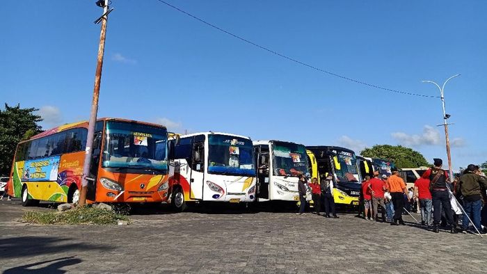 mudik gratis Ratusan warga Ikatan Keluarga Banyuwangi (Ikawangi) yang tinggal di Bali mengikuti mudik gratis yang diselenggarakan Pemerintah Kabupaten (Pemkab) Banyuwangi. Tak cuma mudik bersama keluarga, sepeda motor juga bisa diangkut untuk mudik.