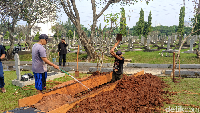Yang di sini sudah ada yang jelas Ibu Ainun di sini. Yang lainnya ada para antar menteri juga, mantan menteri, kata Kasubdit Taman Makam Pahlawan Nasional (TMPN) Utama Kalibata, Iri Sapria (Foto: Jefrie/detikcom)