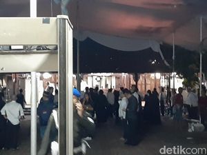 Tunggu Kedatangan Jenazah Ani Yudhoyono, Kerabat Salat Tarawih di Cikeas