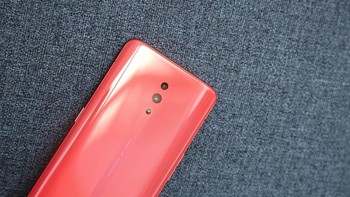 Di bagian bawah kamera terdapat bulatan yang akan melindungi kaca kamera saat gesekan bila di bidang datar.  Foto: Sina Mobile