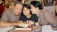 Mengenakan pakaian bercorak sama, Ani Yudhoyono dan SBY menghadiri pesta ulang tahun sang cucu, Almira Tunggadewi Yudhoyono ke-10. Senyum lebar terlukis di wajah wanita bernama lengkap Kristiani Herrawati itu. Foto: Instagram @aniyudhoyono