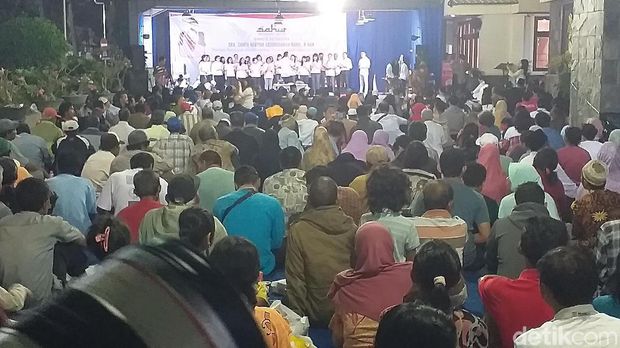Sinta Nuriyah Wahid sahur bersama di gereja dengan warga/ 
