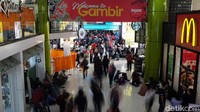 Para pemudik mulai memadati Stasiun Gambir.