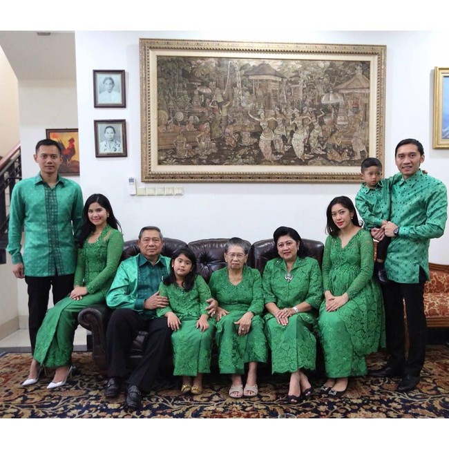 Ibunya, Sri Sunarti Hadiyah, jugalah yang membuat Ani kini menerapkan hal yang sama pada keluarganya setiap Lebaran tiba. Dia membuatkan seragam batik untuk SBY, kedua anaknya, AHY dan Ibas dan kedua menantunya, Annisa Pohan dan Aliya Rajasa serta tak ketinggalan keempat cucunya. Foto: Instagram @aniyudhoyono