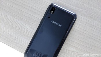 Bagian belakangnya bermaterial plastik dengan sentuhan air mengkilap seperti kaca. Foto: Adi Fida Rahman/detikINET