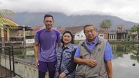 Berkunjung ke perkampungan Garut, tak lupa Ibu Ani Yudhoyono mengabadikan momen bersama suami dan anaknya. (Instagram/aniyudhoyono)