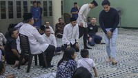 Anak Presiden Joko Widodo, Kaesang Pangareb (kanan) datang melayat. ANTARA FOTO/M N Kanwa.