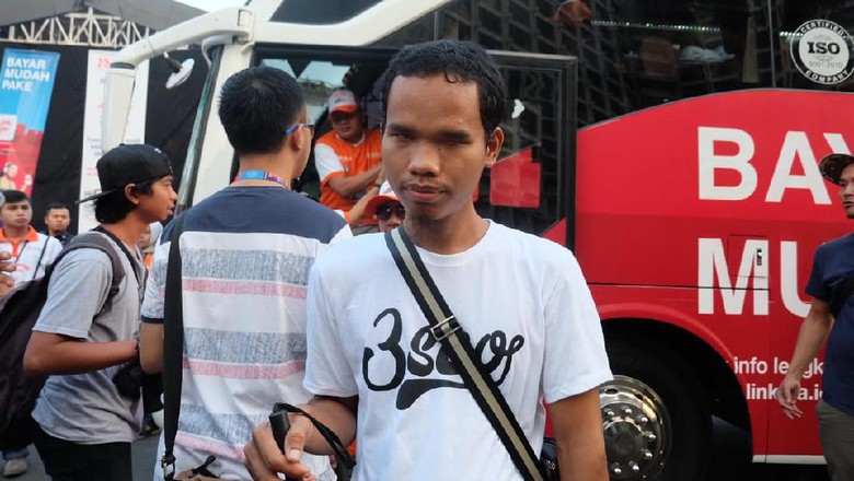 Bahagianya Sopi, Musisi Tunanetra yang Bisa Mudik Gratis Bahagianya Sopi, Musisi Tunanetra yang Bisa Mudik Gratis