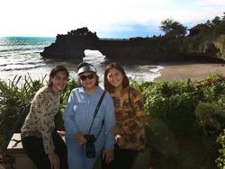 Mengenang Bu Ani dan Kamera Andalannya