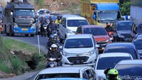 Pantauan detikcom, Sabtu (1/6/2019) terjadi pelambatan arus lalu lintas dari arah Bandung menuju Garut dan Tasikmalaya.
